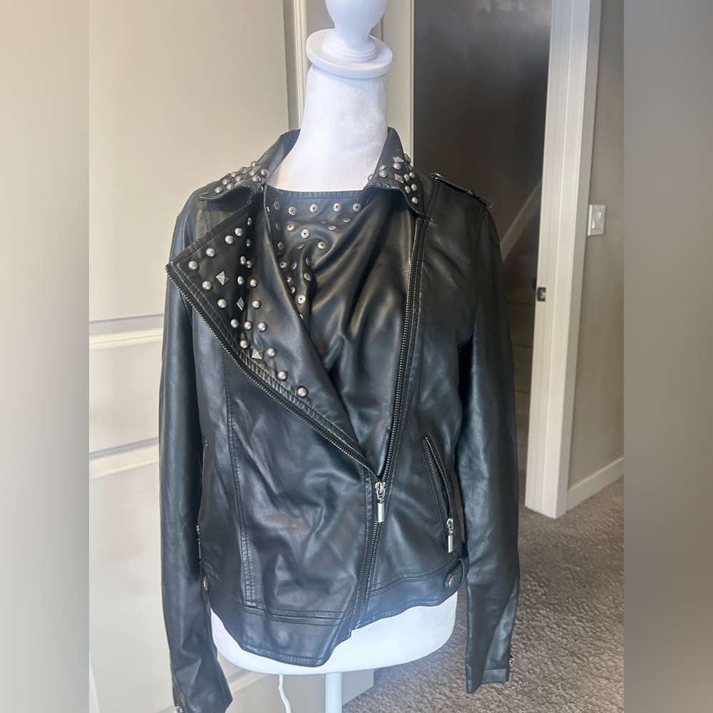 Woman’s medium faux leather father biker jacket key with studs